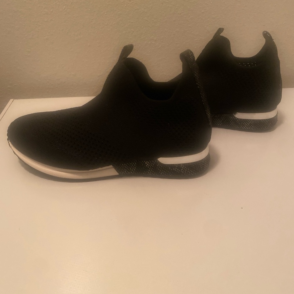 Women’s Slip-On Knit Sneakers in Black